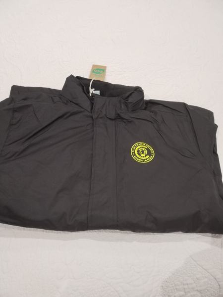 Chaqueta negra con el escudo del Club Ciclista Gracus en amarillo