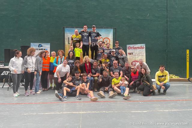 Voluntarios y organización de La Graco 2025 en el frontón