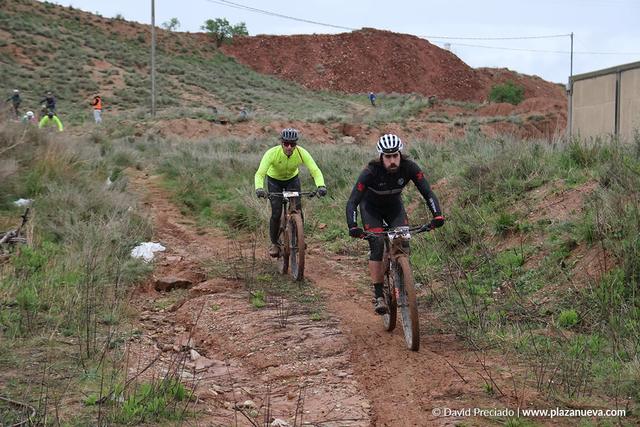 Dos ciclistas por una senda en La Graco 2026