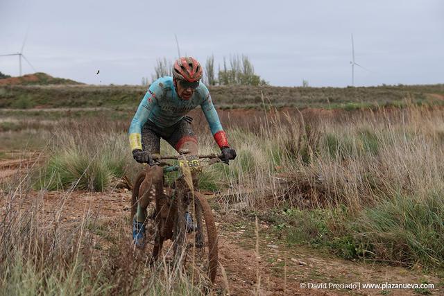 Ciclista cubierto de barro en La Graco 2026