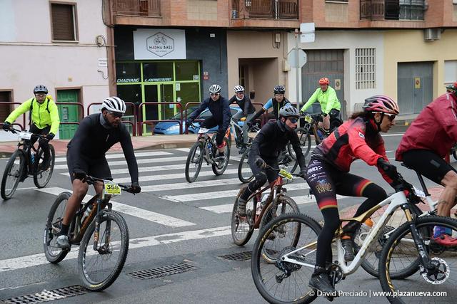 Ciclistas por las calles de Alfaro en La Graco 2026