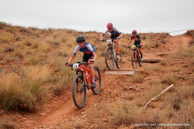 Ciclistas bajando escalones en el circuito XCO de Alfaro