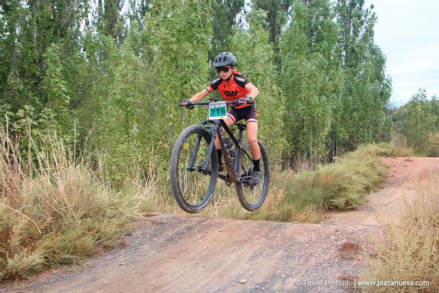 Una niña salta con su bici en el Open de Otoño XCO 2025