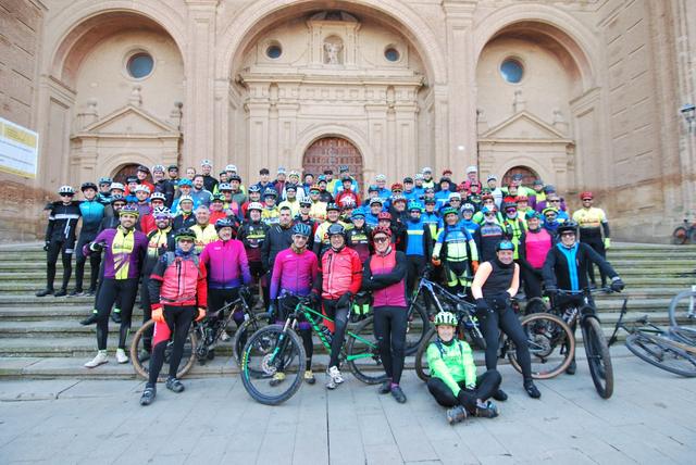 Grupo de ciclistas ante la Colegiata de San Miguel de Alfaro