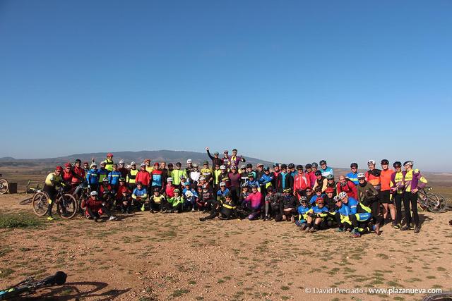Foto de grupo de la quedada 2024 del Club Ciclista Gracus en el monte