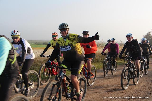 Grupo de la quedada 2024 rodando al amanecer