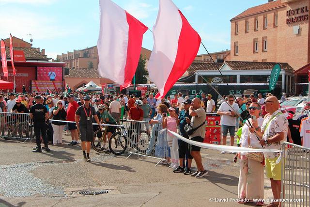 Banderas rojas y blancas en la salida de La Vuelta 2025