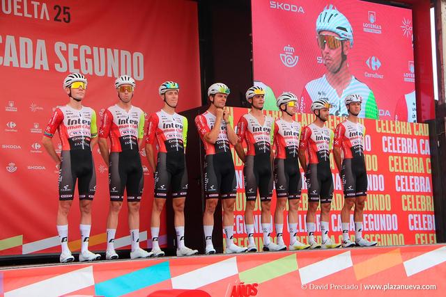 Presentación de un equipo en el podio de La Vuelta 2025 en Alfaro