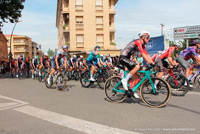 Pelotón de La Vuelta 2025 en una curva de Alfaro