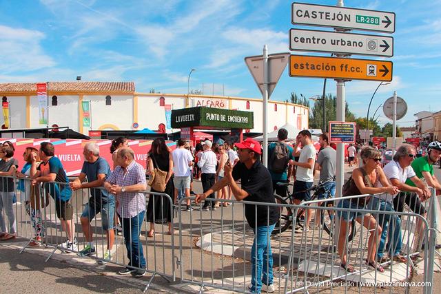 Público junto a la plaza de toros de Alfaro en la salida de La Vuelta 2025